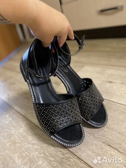 Продам туфли(одевала 1 раз) и босоножки
