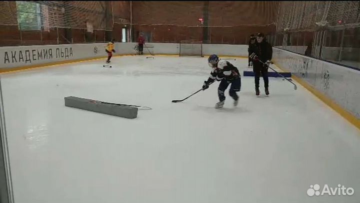 Тренер по хоккею и катанию на коньках