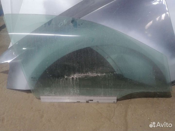 Стекло передней правой двери на Опель Астра Н