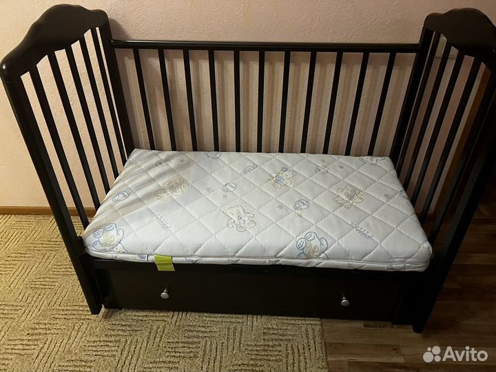 Детская кроватка с универсальным маятником