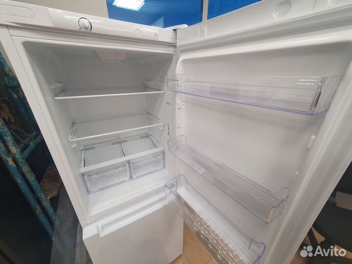 Холодильник с морозильником Indesit 270л / Новый