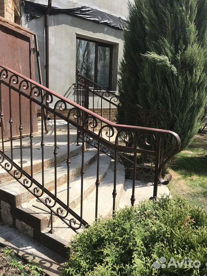 Балясины кованные, козырек над дверью