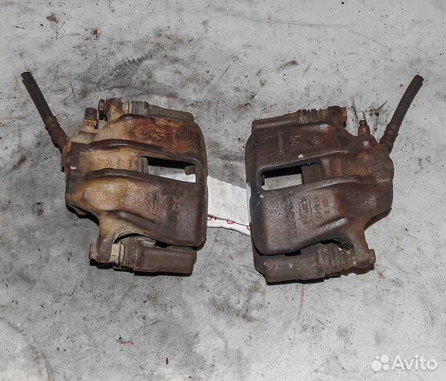 Суппорт передний левый VW Golf 3 1.8 mono