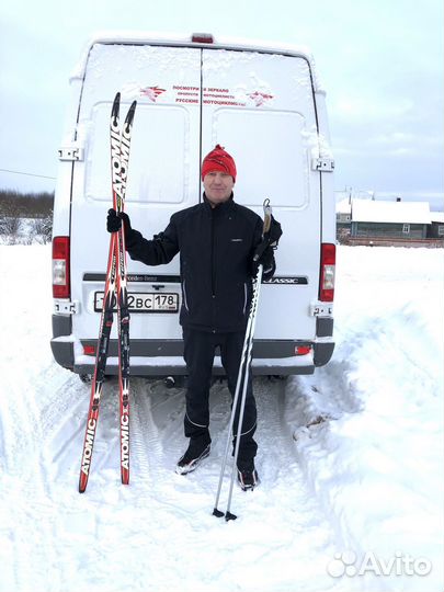 Водитель на своем грузовом микроавтобусе 1.5т