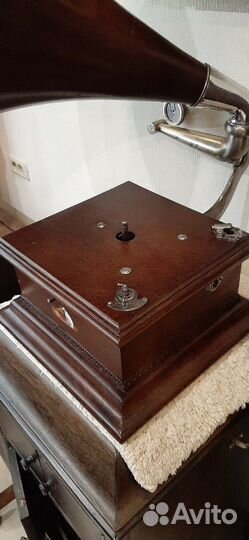 Граммофон His Masters Voice Monarch с деревянной т