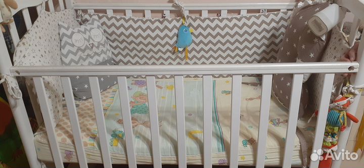 Продам детскую кроватку с маятником
