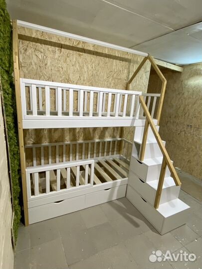 Двухъярусная кровать с лестницей комод