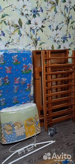 Детская кроватка с маятником