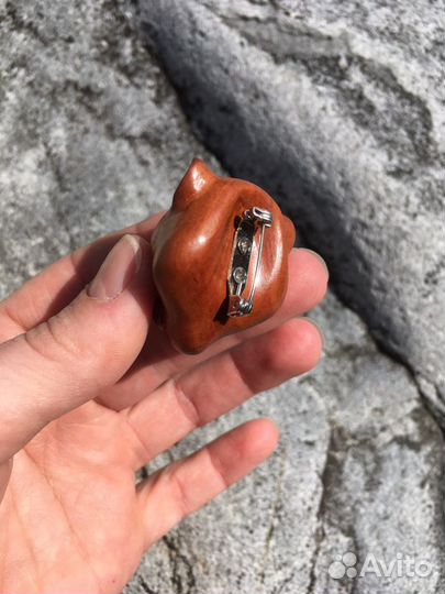 Брошь из дерева ручной работы