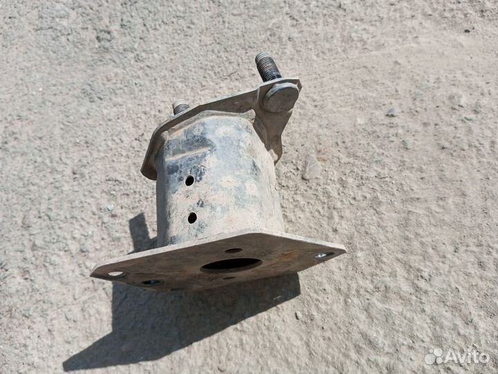 Кронштейн усилителя бампера передний левый LC 200