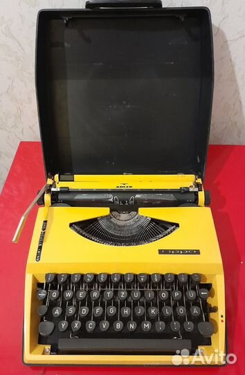 «Немецкая раритетная печатная машинка Adler»
