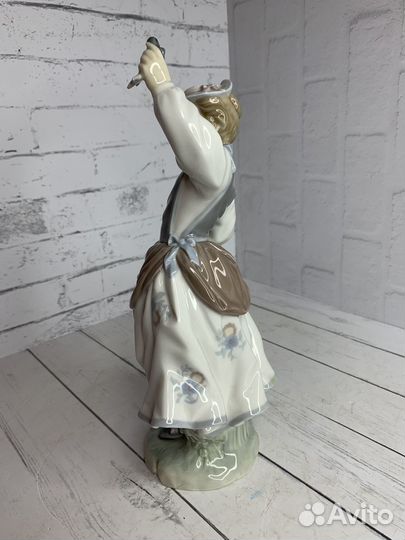 Фарфоровая статуэтка Девушка с птичкой в руке