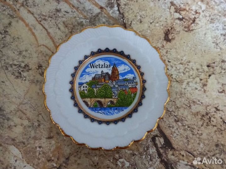 Сувенирная чашечка и блюдце