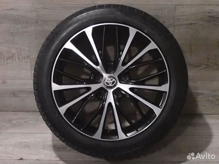Комплект колес R18 на Toyota Camry