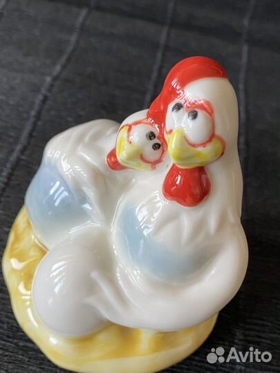 Фарфоровая статуэтка курицы