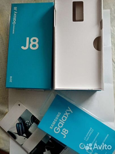 Телефон Samsung J8