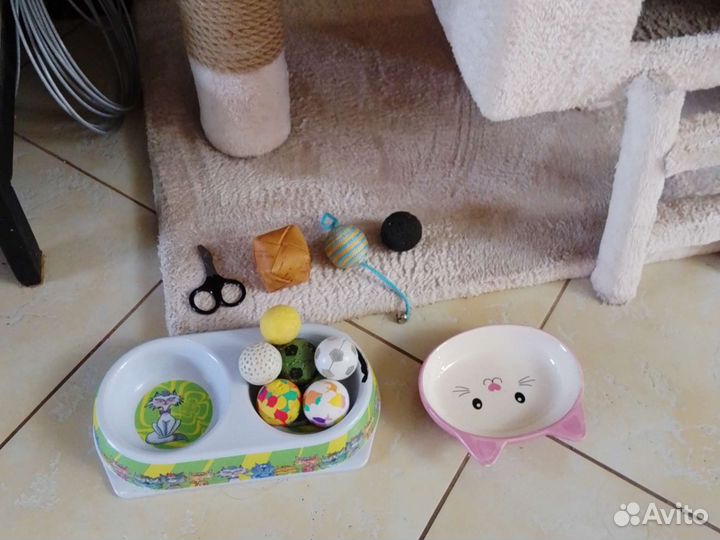 Домик для кошки с иными аксессуарами