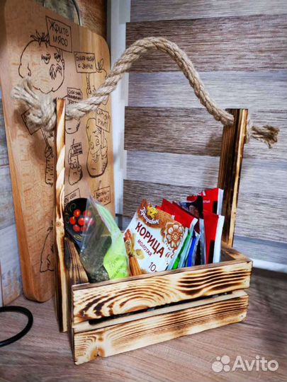 Ящик с верёвочной ручкой