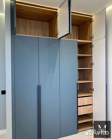 Современный распашной шкаф