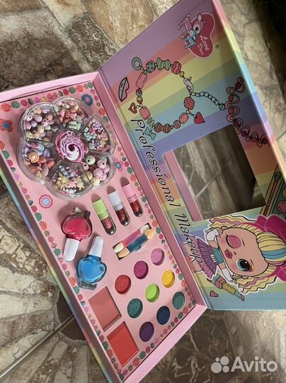 Набор косметики и бисера для девочки новый