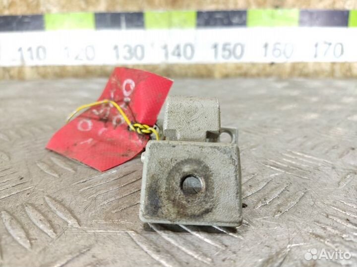 Петля багажника левая Skoda Octavia 2000 2011