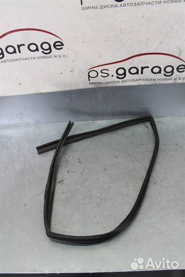 Уплотнитель стекла двери передней правой Nissan T