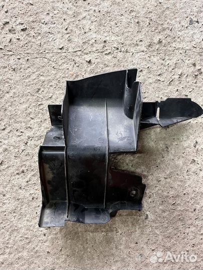 Дефлектор радиатора левый Mazda 3 BK