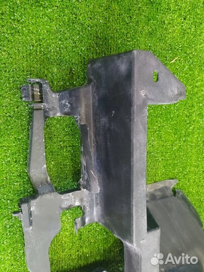 Дефлектор радиатора правый Lexus Nx200