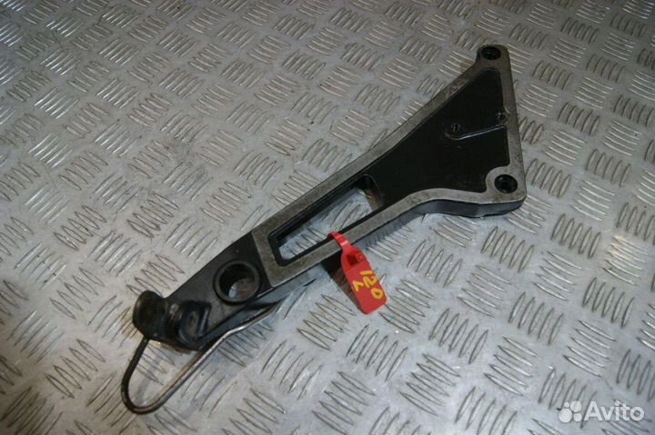 Крепление левых подножек Kawasaki GPZ1000RX