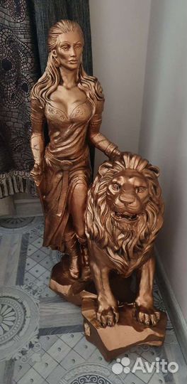 Девушка со львом