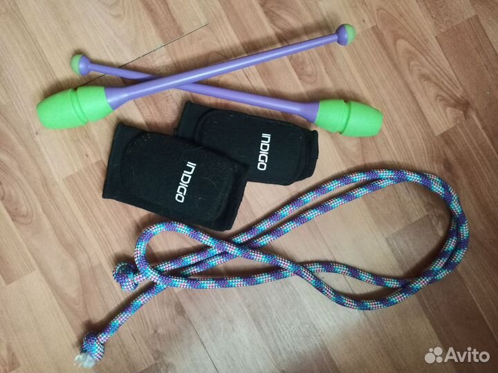 Булавы, скакалка, обручи, наколенники