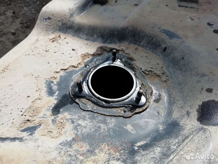 Бензобак на Mitsubishi Pajero 4