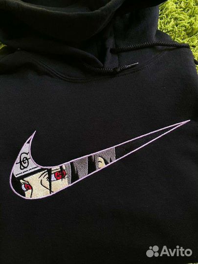 Вышивка машинкой логотипов на одежде