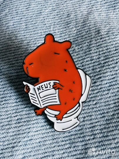 Значок пин брошь брелок капибара в туалете