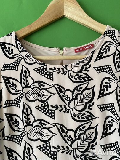 Платье твое 42 xs бежевое черный узор