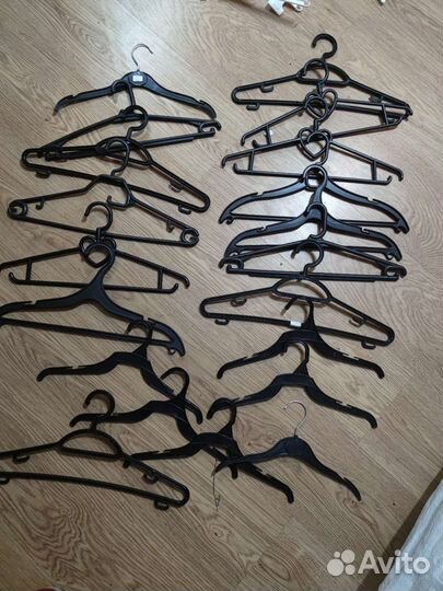 Вешалки плечики 97 штук