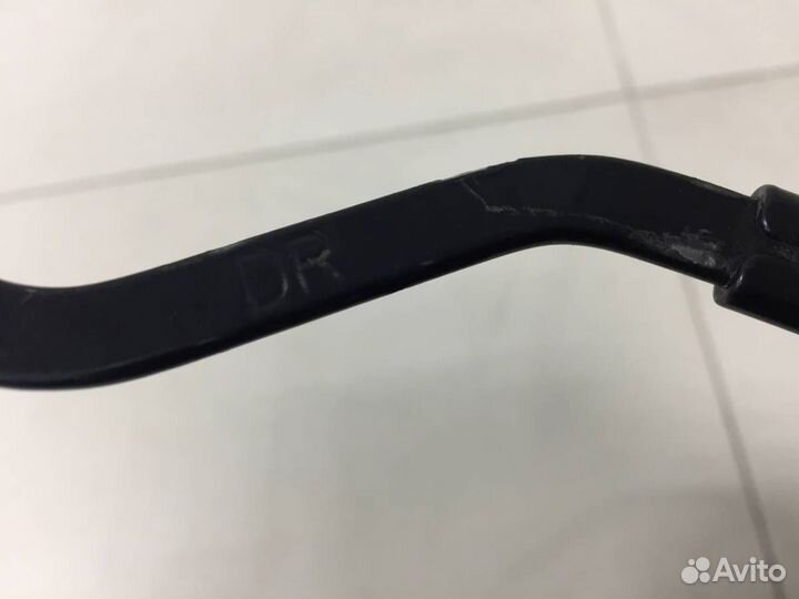 Поводок стеклоочистителя передний правый Mitsubish