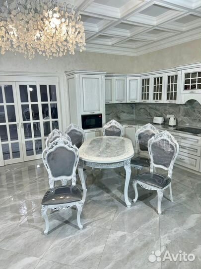 Кухонный стол и стулья