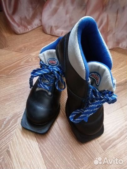 Лыжные кожаные ботинки 35 размера