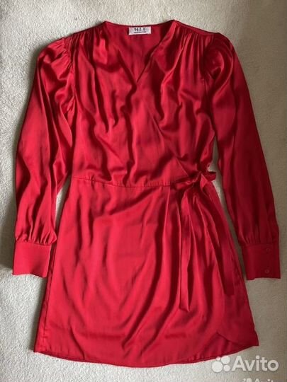 Красное шелковое платье с длинным рукавом