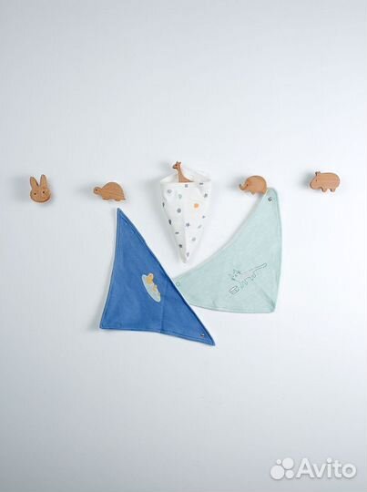 Слюнявчик для мальчика С&AMothercare и другие