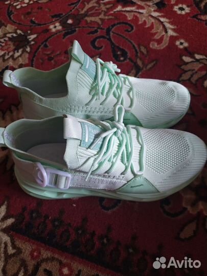 Кроссовки женские 40 размер новые