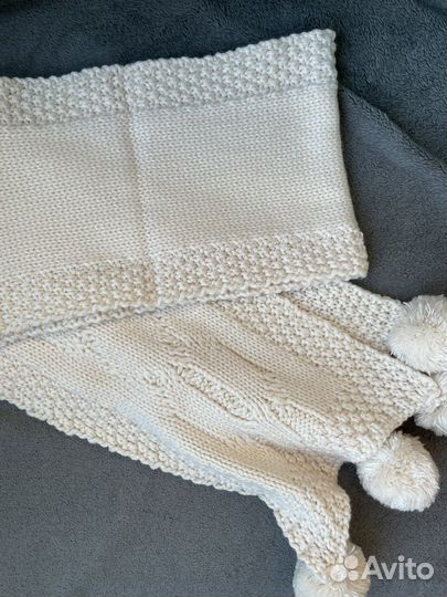 Шарф бежевый с помпонами