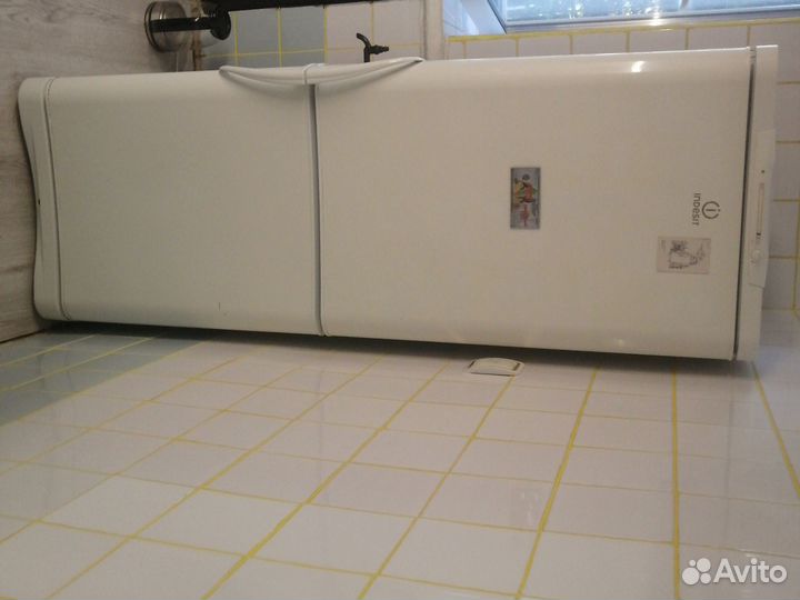 Холодильник бу indesit, все работает морозит супер