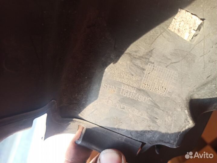 Пыльник дефлектор радиатора R Volvo S80 II 2.5T