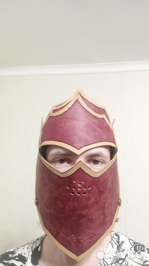 Шлем рыцаря из кожи