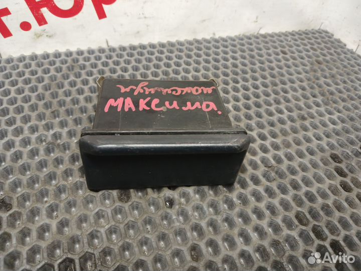 Пепельница Nissan Maxima J30