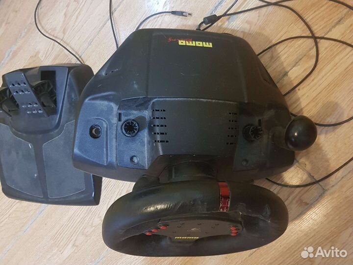 Игровой руль logitech momo