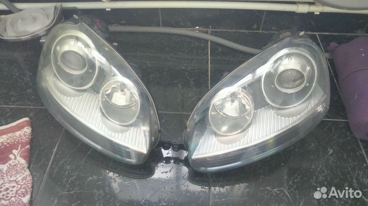 Продам комплект фар для vw Jetta5