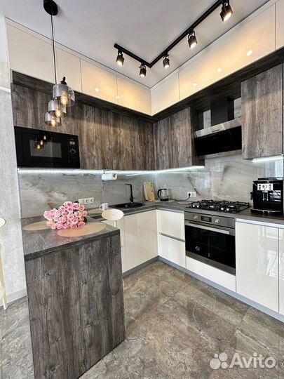 Угловая кухня на заказ. Фабрика в Омске